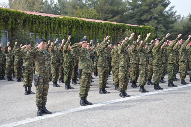 Πραγματοποιήθηκε στο Κέντρο Εκπαίδευσης Τεθωρακισμένων στον Αυλώνα Αττικής, η τελετή ορκωμοσίας των νεοσυλλέκτων οπλιτών της 2014 Β΄ ΕΣΣΟ.