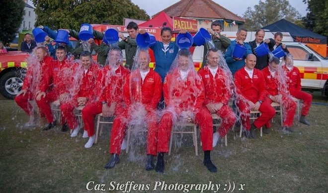Το φημισμένο ακροβατικό σμήνος της RAF Red Arrows δέχθηκε την πρόσκληση για το Ice Bucket Challenge! 