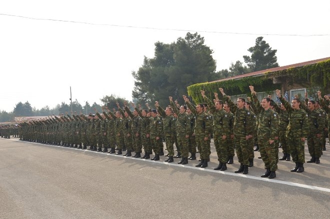 Πραγματοποιήθηκε στο Κέντρο Εκπαίδευσης Τεθωρακισμένων στον Αυλώνα Αττικής, η τελετή ορκωμοσίας των νεοσυλλέκτων οπλιτών της 2014 Β΄ ΕΣΣΟ.